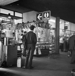 170736 Afbeelding van pictogrammen in de nieuwe huisstijl van N.S. in het N.S.-station Leiden.